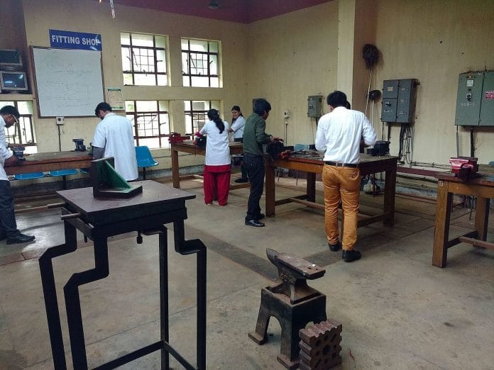 इंजीनियरिंग कॉलेज