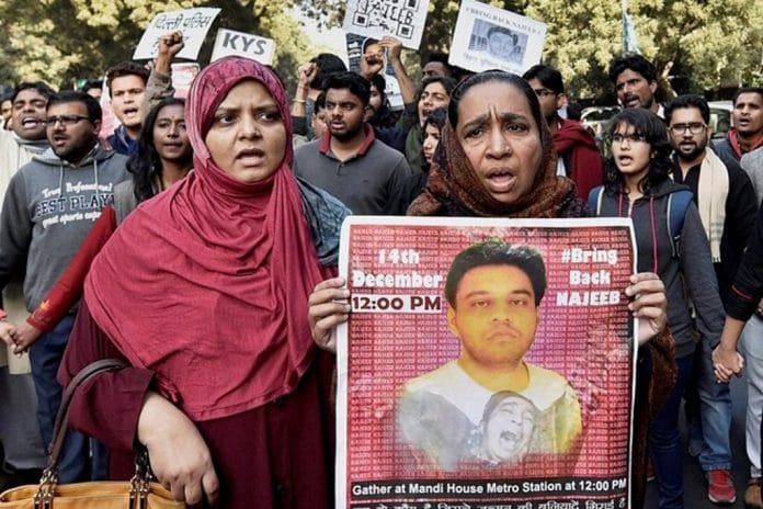 नजीब की गुमशुदगी के बाद एक प्रदर्शन में हिस्सा लेतीं नजीब की मां नफीसा अहमद. (फाइल फोटो: पीटीआई)