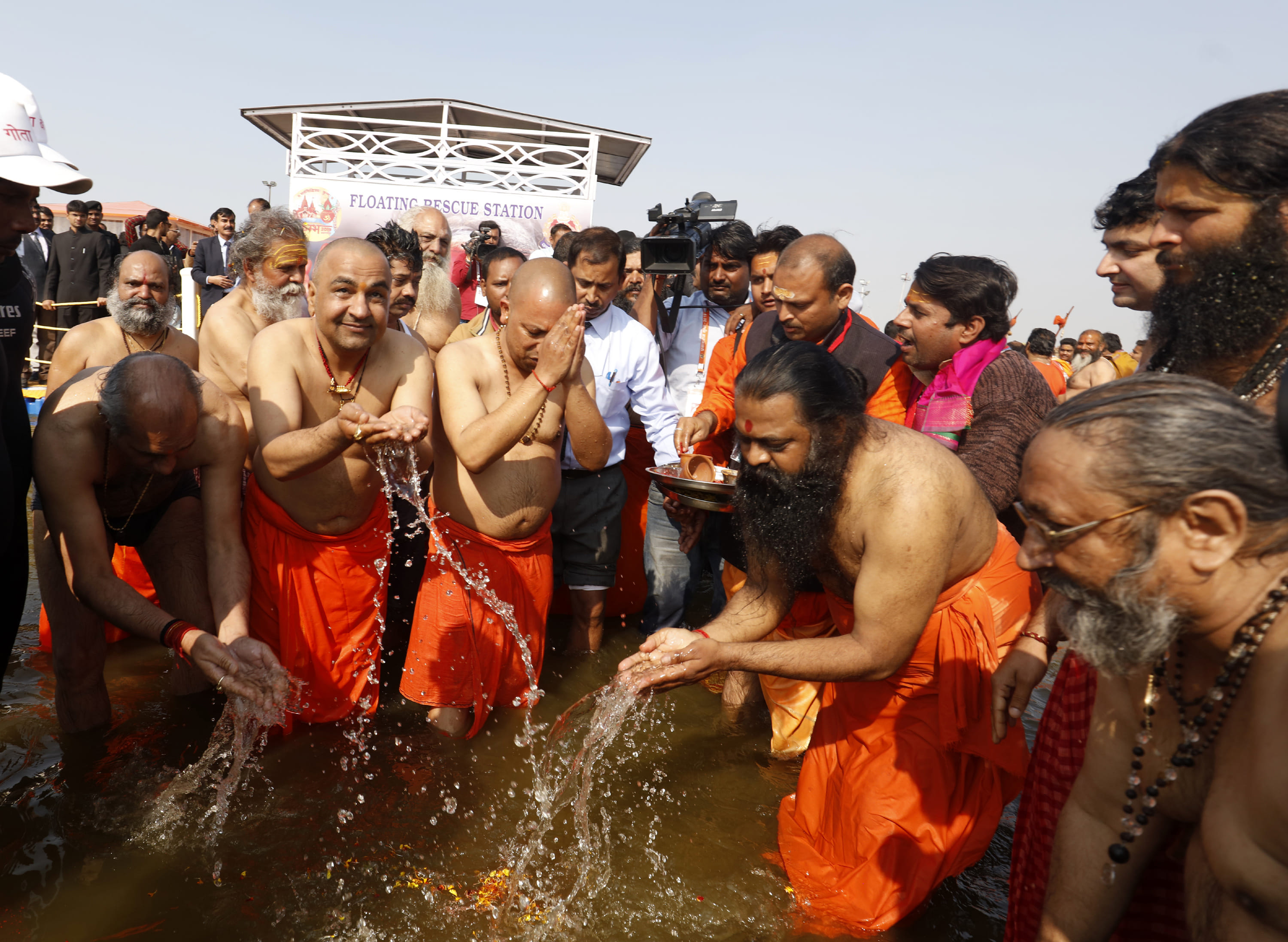 yogi adityanath at sangam