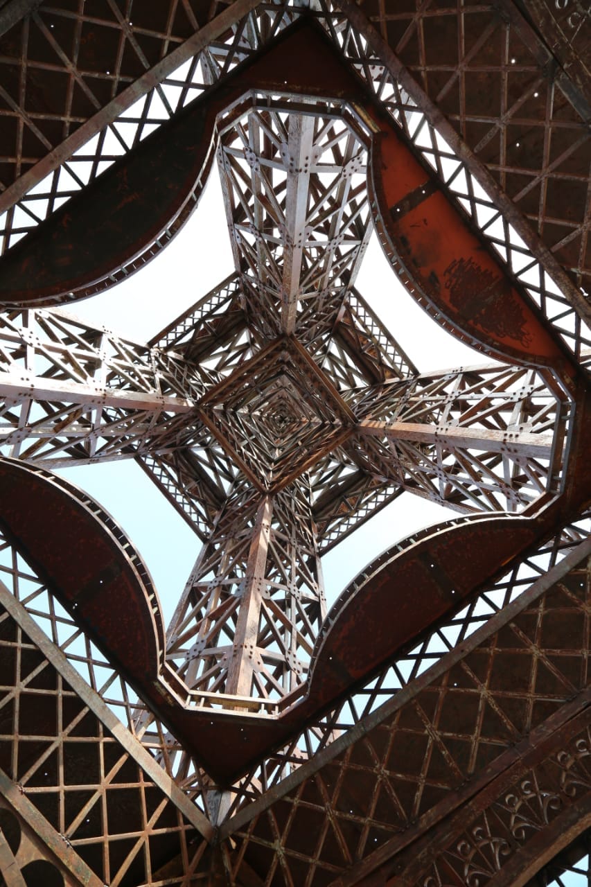 पेरिस का एफिल टावर के अंदर का दृश्य 