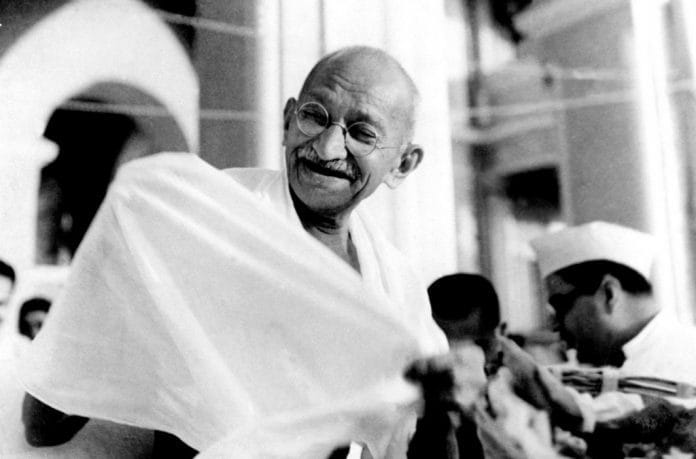 Mahatma_Gandhi_laughing-e1557915101653-696x459