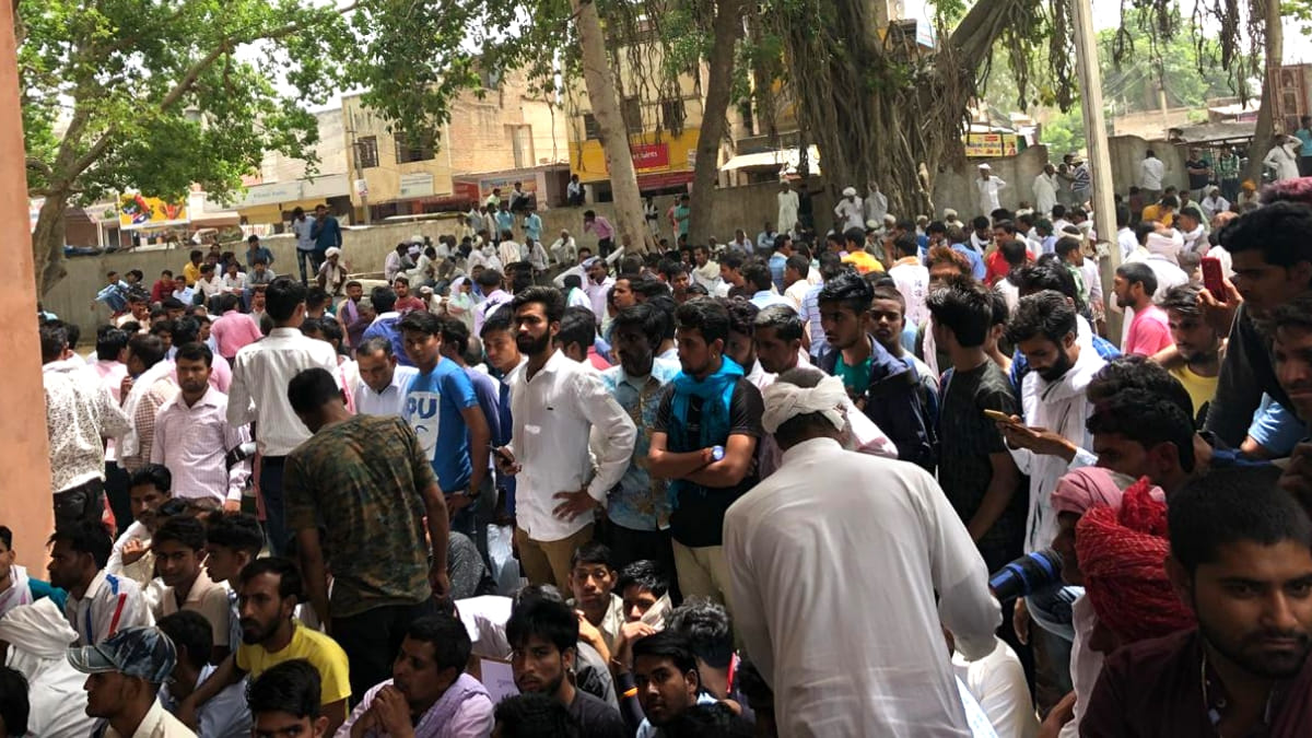 थानागाजी में धरने पर बैठे लोग | तस्वीर- ज्योति यादव