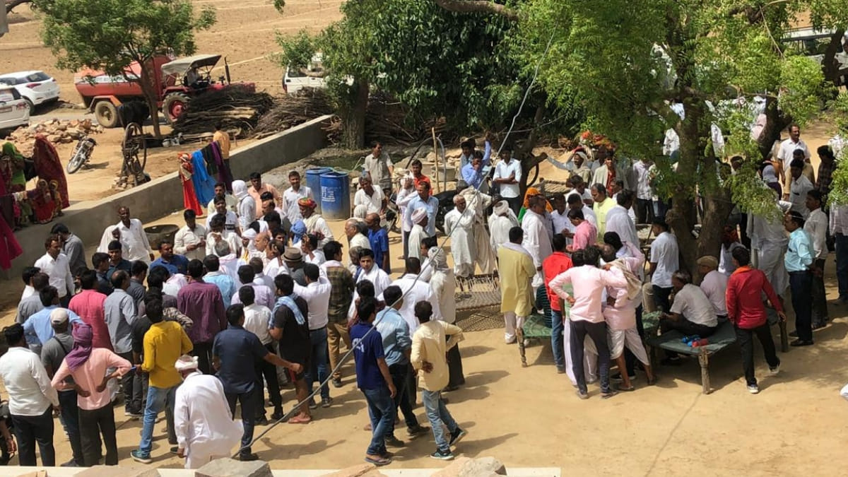 नेताओं और मंत्रियों की भीड़ से भरा अजय का घर | तस्वीर- ज्योति यादव