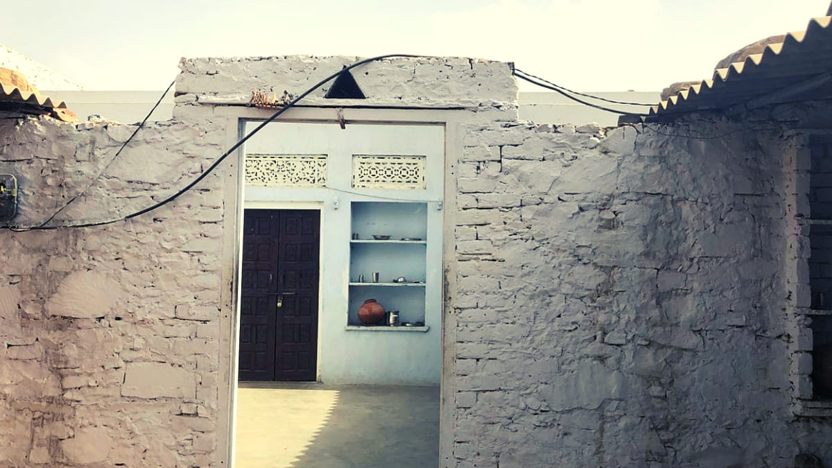 आरोपियों में से एक के घर लगा ताला | तस्वीर- ज्योति यादव