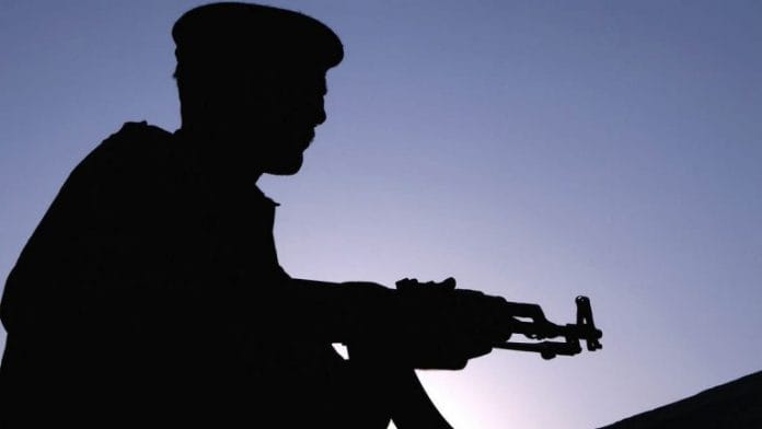 A Pakistani soldier stands guard on a street in Karachi (Representational image) | Asim Hafeez/Bloomberg News