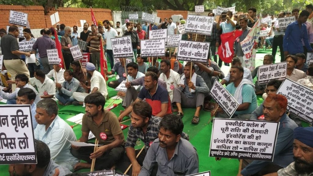 नए मोटर वाहन अधिनियम के तहत ट्रैफिक नियमों के उल्लंघन पर वाहन चालकों, ट्रांसपोर्टरों ने सोमवार को जंतर-मंतर पर प्रदर्शन किया/फोटो- गौरव/दिप्रिंट