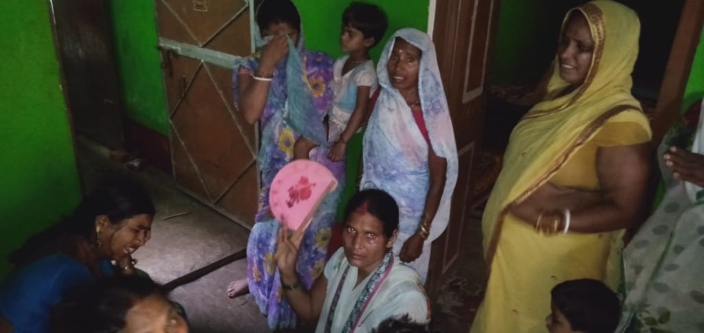 चंदन की मां का रो-रो कर बुरा हाल है/ गांव की महिलाएं/ फोटो: स्पेशल अरेंजमेंट