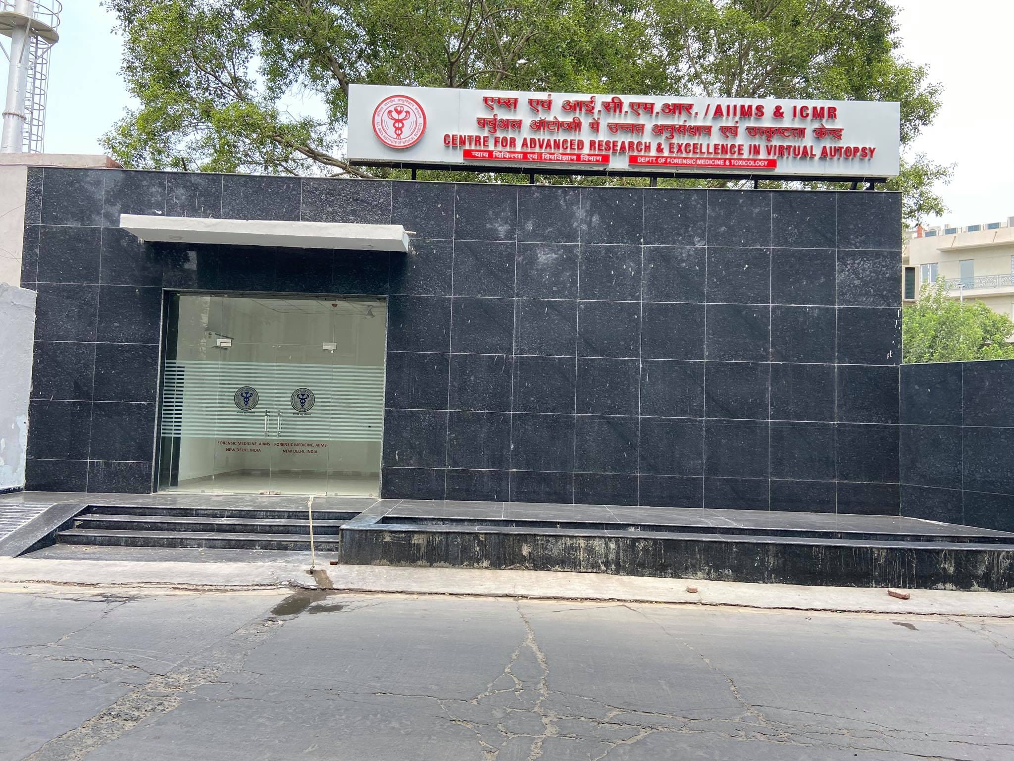 वर्चुअल ऑटोप्सी के लिए बनकर तैयार एम्स के इस मुर्दाघर को कोविड 19 की वजह से शुरू नहीं किया जा सका है. एम्स का मुर्दाघर ठीक इसी के साथ लगा है. फ़ोटो: तरुण कृष्णा/दिप्रिंट