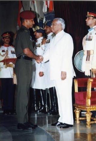 वीरचक्र प्राप्त करते हुए कैप्टन कारियप्पा/ ब्रिगेडियर कारियप्पा