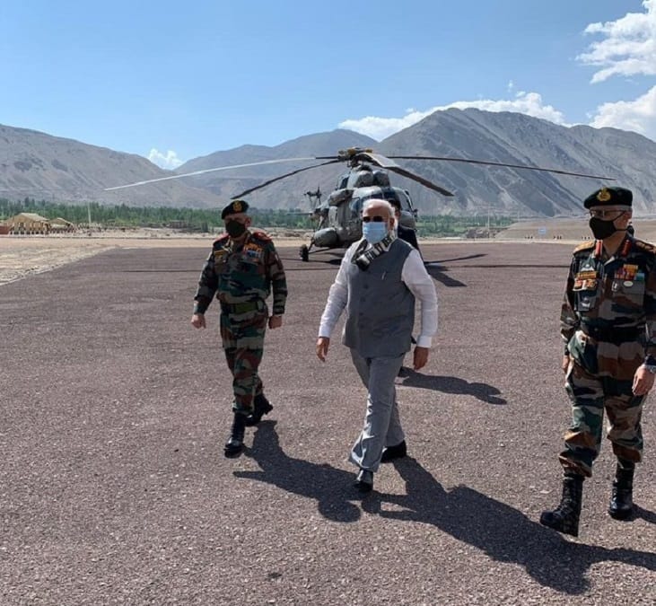 नरेंद्र मोदी, जनरल विपिन रावत और एमएम नरवणे के साथ/ फोटो: एएनआई