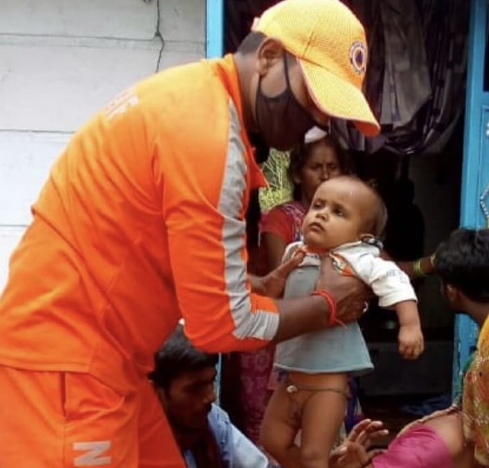 बिहार एक गांव में बाढ़ पीड़ित एक परिवार को सुरक्षित निकालते हुए एनडीआरएफ के जवान/फोटो: एनडीआरएफ