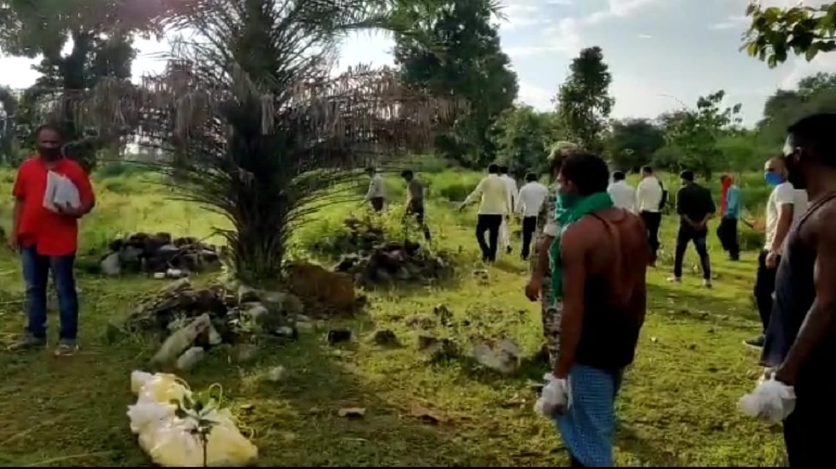 यहीं पर दफनाई गई थी पीड़िता जहां पुलिस वालों ने खुदाई कर उसके शव को निकाला है/स्पेशल अरेंजमेंट