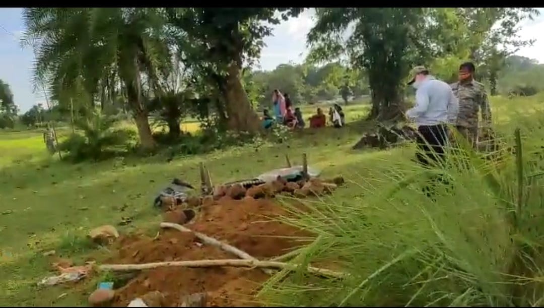 यहीं पर दफनाई गई थी पीड़िता जहां पुलिस वालों ने खुदाई कर उसके शव को निकाला है/स्पेशल अरेंजमेंट