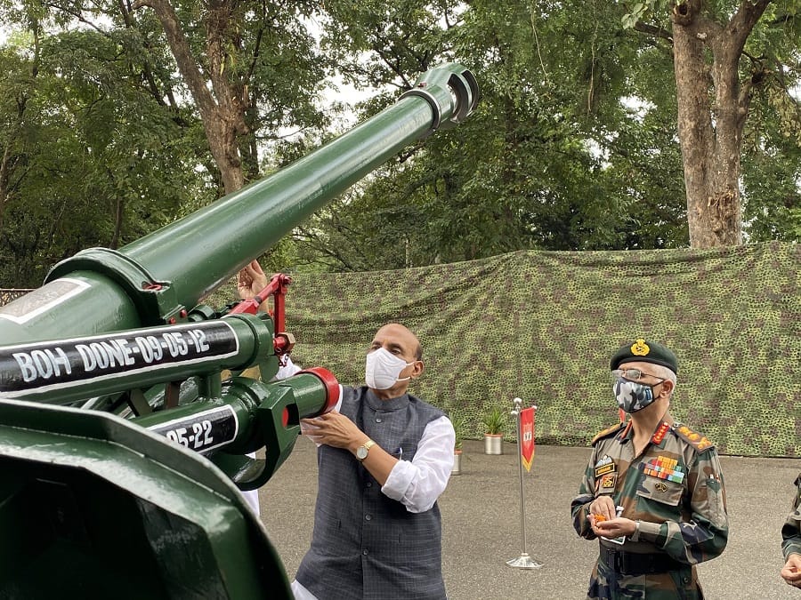 शस्त्रपूजन के दौरान रक्षामंत्री राजनाथ सिंह/ फोटो: राजनाथ सिंह ट्विटर