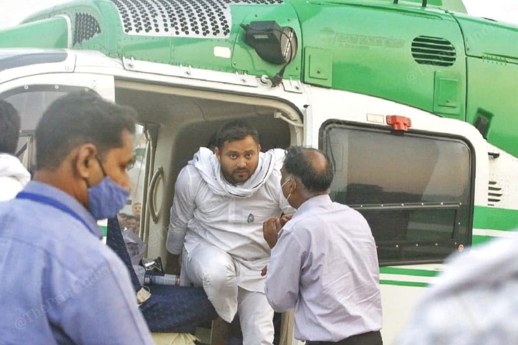 चुनावी रैली को संबोधित करने के लिए जाते हुए तेजस्वी/एक दिन में उन्होंने 19 रैलियों को भी संबोधित किया/फोटो:प्रवीण जैन/ दिप्रिंट