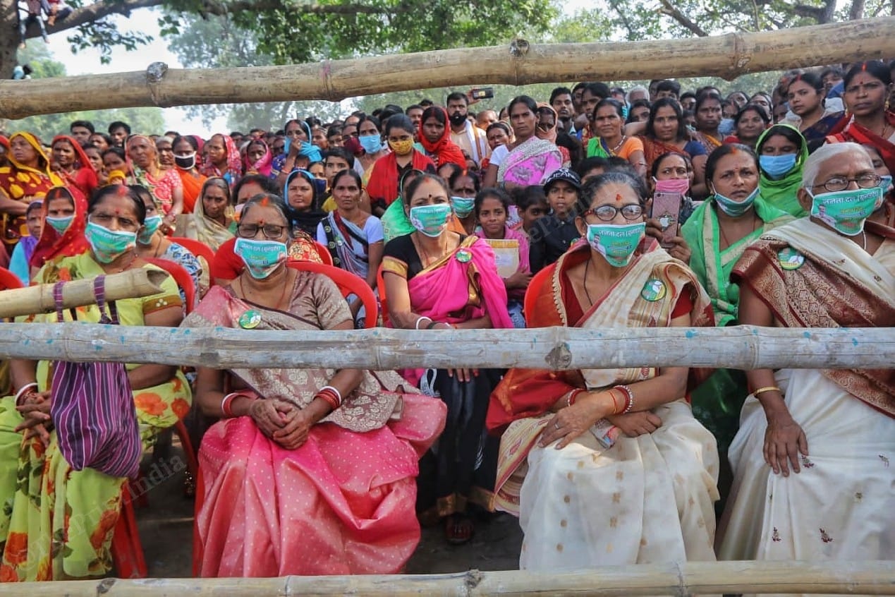 कोविड के बीच हो रहे बिहार विधानसभा के चुनाव में भाषण सुनने पहुंचे लोग/फोटो: प्रवीण जैन/दिप्रिंट