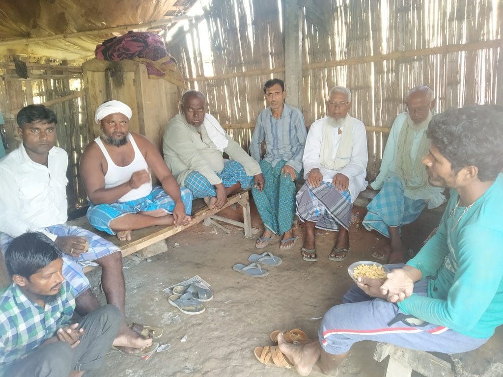 चाय की एक दुकान पर बिस्फी क्षेत्र के मतदाता/फोटो: हेमंत कुमार पाण्डेय