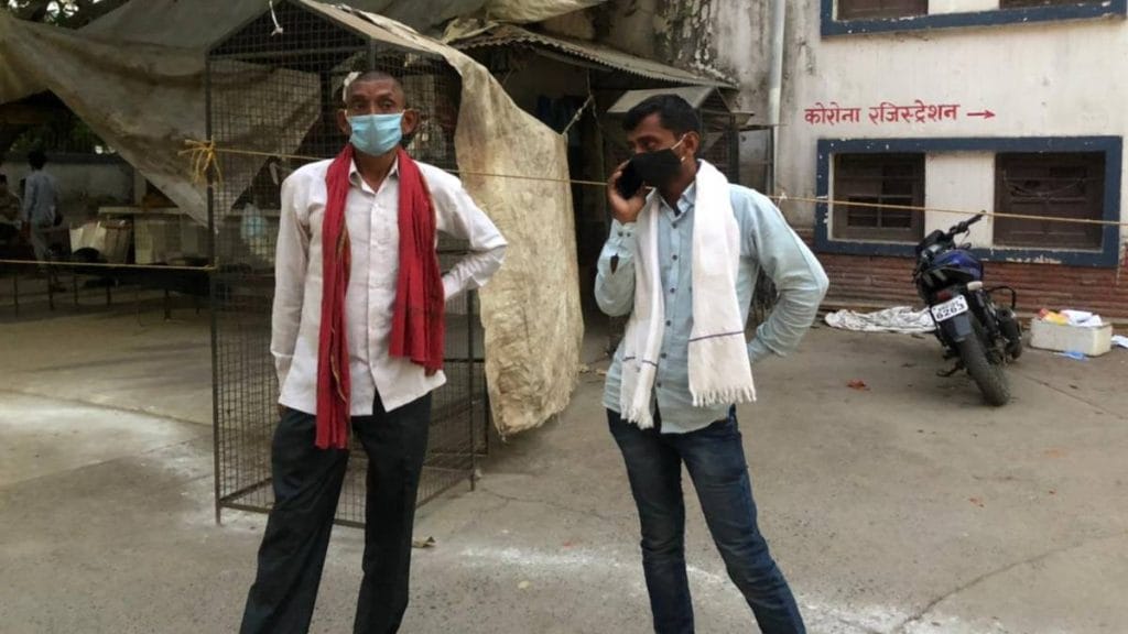 मुन्ना यादव अपने परिवार को फोन करके अपने पिता की मृत्यु की सूचना देता है/ज्योति यादव/ दिप्रिंट