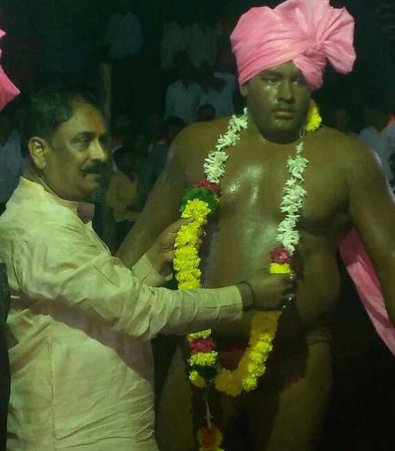 वर्ष 2017 को राधानगरी में हुई एक कुश्ती प्रतियोगिता के विजेता रहे पहलवान हसन पटेल. फाइल फोटो साभार: भरत पाटिल