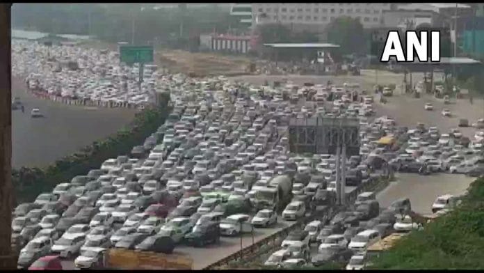 भारत बंद के दौरान गुरुग्राम-दिल्ली सीमा पर भारी ट्रैफिक जाम देखा गया/ फोटो: एएनआई