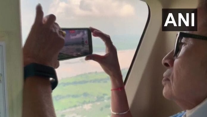 मुख्यमंत्री ममता बनर्जी ने आज पश्चिम बंगाल मे बाढ़ प्रभावित जिलों का हवाई सर्वेक्षण किया/ फोटो: ANI