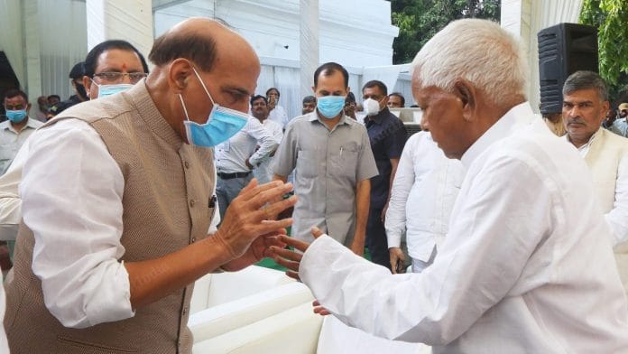 पूर्व लोजपा प्रमुख रामविलास पासवान की पुण्यतिथि पर आयोजित एक समारोह में केंद्रीय मंत्री राजनाथ सिंह ने RJD नेता लालू प्रसाद से मुलाकात की | फोटो: प्रवीण जैन | दिप्रिंट