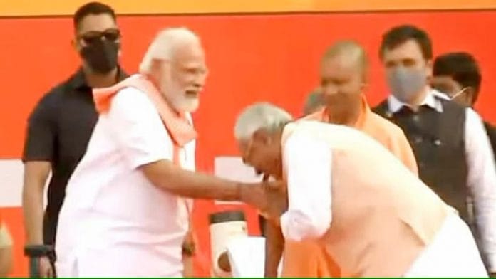 बिहार के मुख्यमंत्री नीतीश कुमार प्रधानमंत्री नरेंद्र मोदी से मिलते हुए, फाइल फोटो | ट्विटर/@RJDforIndia