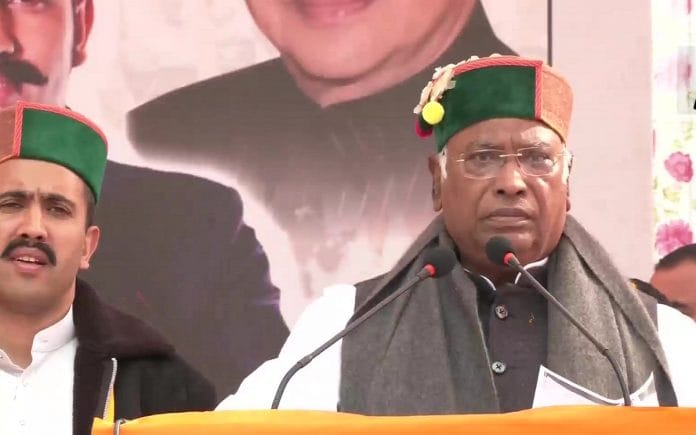 फाइल फोटो: शिमला के बनूटी में एक चुनावी जनसभा को संबोधित करते हुए मल्लिकार्जुन खड़गे | ANI