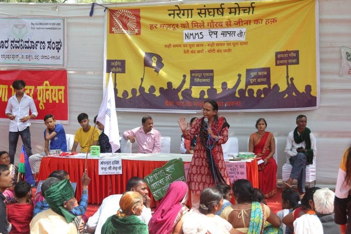 दिल्ली के जंतर-मंतर पर 33 दिनों से बेठे मनरेगा मजदूर | फोटो : सूरज सिंह बिष्ट/दिप्रिंट