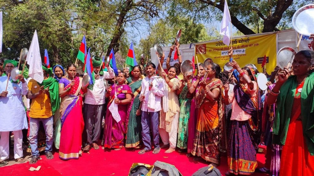 केंद्र सरकार के खिलाफ ‘हमारी थाली खाली है, ऑनलाइन हाज़िरी बंद करो’ के नारे लगाते हुए मनरेगा मजदूर | फाल्गुनी शर्मा/दिप्रिंट