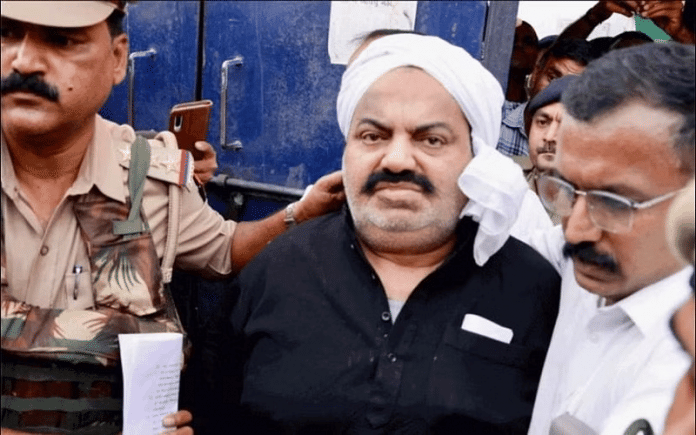 गुजरात और यूपी के जेल स्टाफ और पुलिस अधिकारी अतीक अहमद को साबरमती जेल से बाहर लाते हुए | फोटो- स्पेशल अरेंजमेंट