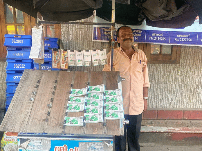 तिरुवनंतपुरम में लॉटरी टिकट बेचने वाले मोहम्मद सलीम | फोटो: वंदना मेनन/दिप्रिंट