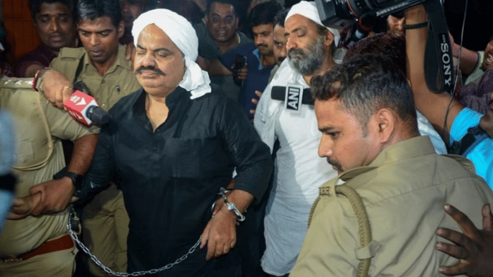 अतीक अहमद और भाई अशरफ शुक्रवार को प्रयागराज में मेडिकल जांच के लिए ले जाते हुए | फाइल फोटो: एएनआई