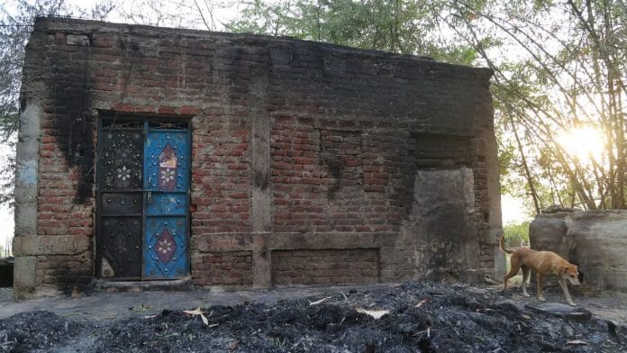 बलात्कार पीड़िता का घर जिसे जला दिया गया । फोटोः सूरज सिंह बिष्ट /दिप्रिंट