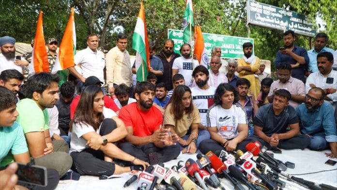 दिल्ली के जंतर-मंतर पर विरोध करते भारतीय पहलवान | फोटो: मनीषा मोंडल/दिप्रिंट