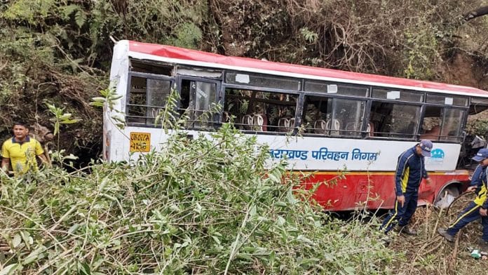 उत्तराखंड के मसूरी में रविवार को बस खाई में गिरी | एएनआई