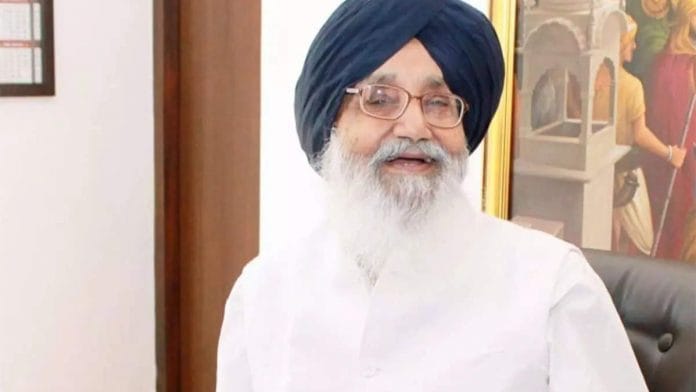 पंजाब के पांच बार मुख्यमंत्री रह चुके बादल का मंगलवार को चंडीगढ़ के पास मोहाली के एक निजी अस्पताल में निधन हो गया | फोटो:ट्विटर/@ashokgehlot51