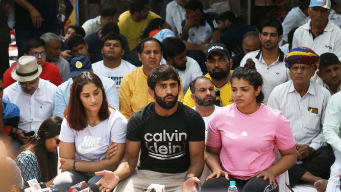 जंतर-मंतर पर धरने पर बैठे शीर्ष भारतीय पहलवान | फोटो: मनीषा मोंडल | दिप्रिंट