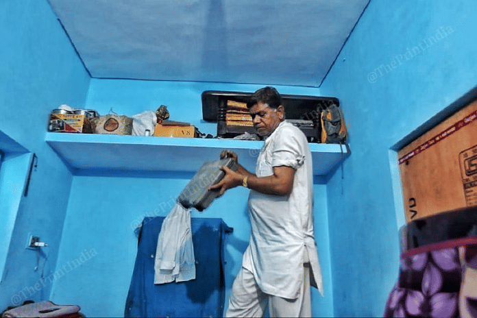 मलियाना नरसंहार में अपने परिवार के 11 सदस्यों को खोने वाले इस्माइल खान गाजियाबाद में अपने घर पर | फोटोः प्रवीण जैन | दिप्रिंट