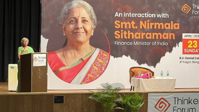 बेंगलुरू में थिंकर्स फोरम द्वारा रविवार को आयोजित एक कार्यक्रम में वित्त मंत्री निर्मला सीतारमण। | ट्विटर: @nsitharamanoffc