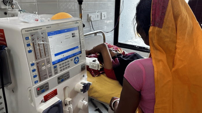 मुजफ्फरपुर जिले की एक दलित महिला सुनीता देवी की पिछले साल सितंबर में बच्चेदानी की सर्जरी हुई थी और वे दोनों गुर्दे के बिना वापस आई. वे पिछले 8 महीनों से एसकेएमसीएच में आईसीयू में है, डायलिसिस के माध्यम से उसे ज़िंदा रखा गया है जो उसे सप्ताह के हर दूसरे दिन दिया जाता है | फोटो: ज्योति यादव/दिप्रिंट