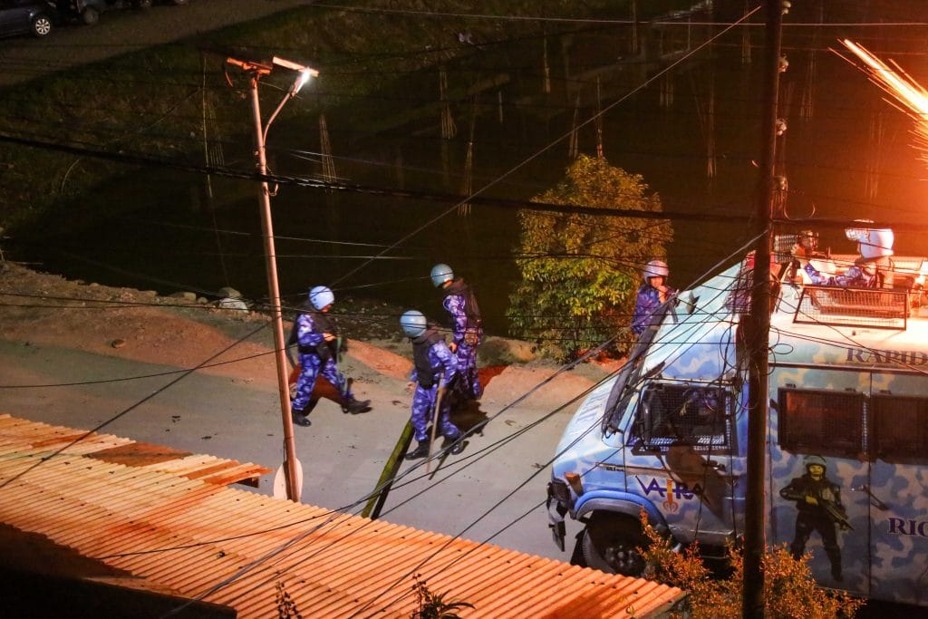 25 मई 2023 को इंफाल में मणिपुर के मंत्री राजकुमार रंजन सिंह के आवास के पास सुरक्षाकर्मी | फोटोः सूरज सिंह बिष्ट/दिप्रिंट