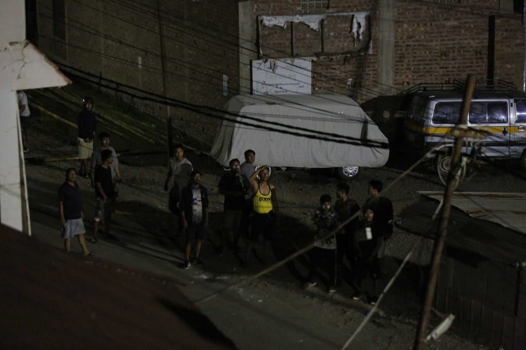 25 मई 2023 को इंफाल में मणिपुर के मंत्री राजकुमार रंजन सिंह के आवास के पास पुरुषों का एक समूह | फोटोः सूरज सिंह बिष्ट/दिप्रिंट