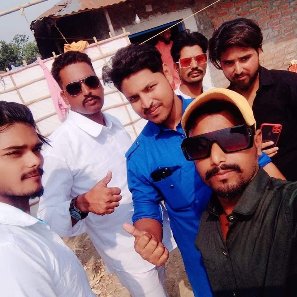 शाहबाज़ आलम (सफेद कपड़ों में चश्मा पहने हुए) अपने समर्थकों के साथ | फोटोः फेसबुक/शाहबाज़ आलम