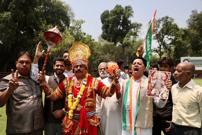 कर्नाटक में कांग्रेस की जीत के साथ दिल्ली स्थित हेडक्वार्टर पर बजरंगबली की वेशभूषा में पहुंचा कार्यकर्ता/ फोटो: मनीषा मोंडल/दिप्रिंट