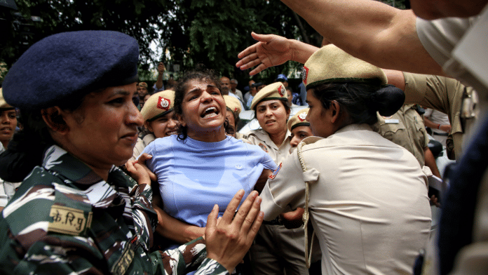 नई संसद भवन की ओर कूच करते समय पहलवान साक्षी मालिक को पुलिस हिरासत में ले जाते हुए | फोटो: मनीषा मोंडल/दिप्रिंट