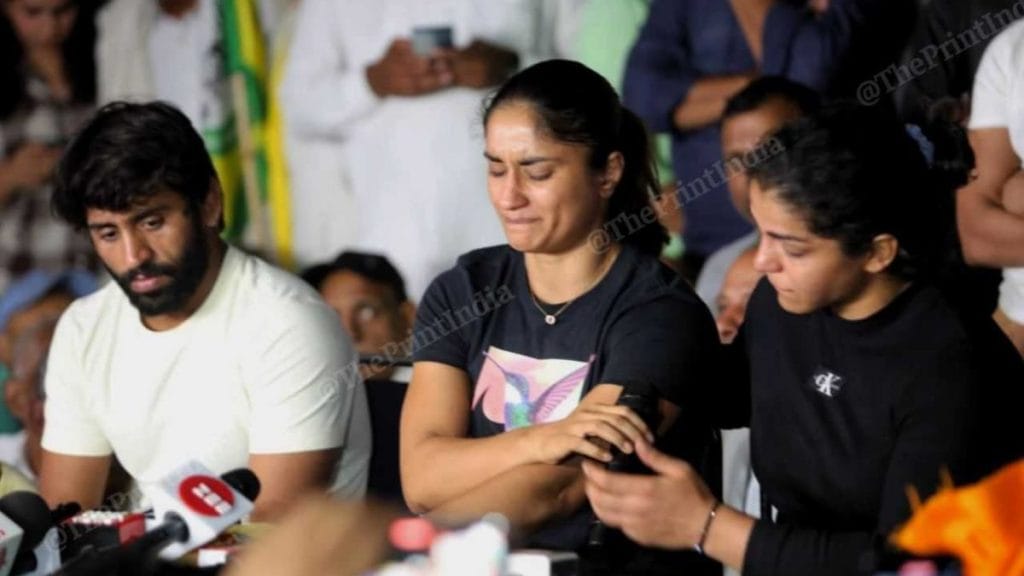 पहलवान विनेश फोगाट, साक्षी मलिक, बजरंग पूनिया शनिवार को जंतर-मंतर पर मीडिया को संबोधित करते हुए | प्रवीण जैन/दिप्रिंट