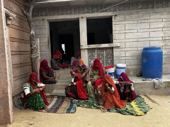 देउ, खेमा राम और उनकी दो साल की बेटी की मौत पर शोक जताने के लिए एकत्रित हुईं महिलाएं / ज्योति यादव/दिप्रिंट