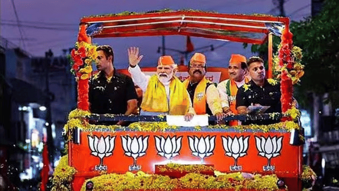 प्रधानमंत्री नरेंद्र मोदी पिछले हफ्ते कर्नाटक के कलाबुरगी में एक रोड शो के दौरान | फोटोः पीटीआई