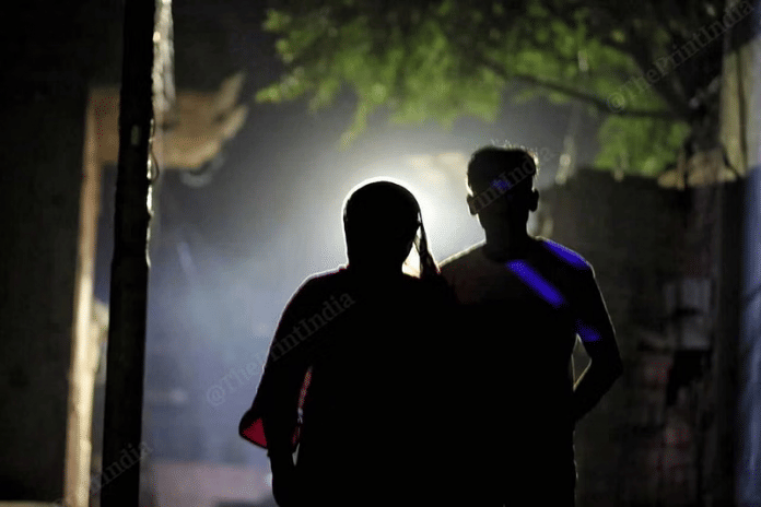 गैंगरेप पीड़िता अपने पति के साथ घर के बाहर | फोटोः प्रवीण जैन | दिप्रिंट